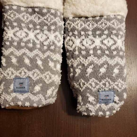 ☃️❄️✨️❄️☃️Jane and Bleecker cozy slipper socks with traction. Cozy & comfy. - Picture 4 of 4